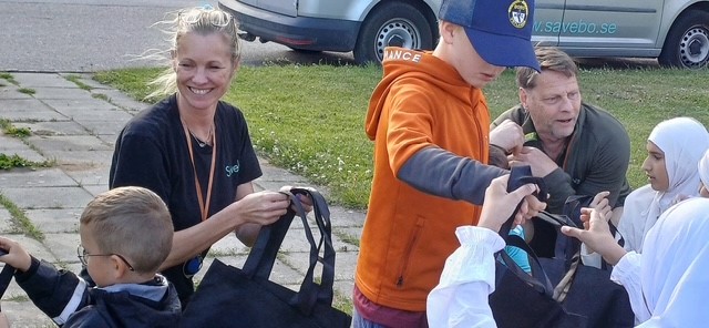 Charlotte & Herman delar ut godispåsar till barnen 